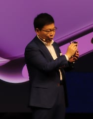 Huawei-CEO Chengdong (Richard) Yu mit Huawei P30 Pro