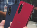 Das Sony Xperia 5 in Rot und Blau