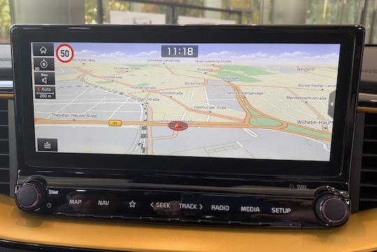 Navigationssystem auf dem 10,25 Zoll groen Touchscreen