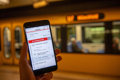 Im Stuttgarter Untergrund ein Ticket buchen oder den Fahrplan checken, derzeit eher nicht mglich. Vodafone verspricht Besserung