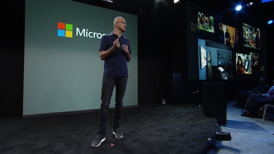 Microsoft-Chef Satya Nadella prsentiert die neue Surface-Reihe.