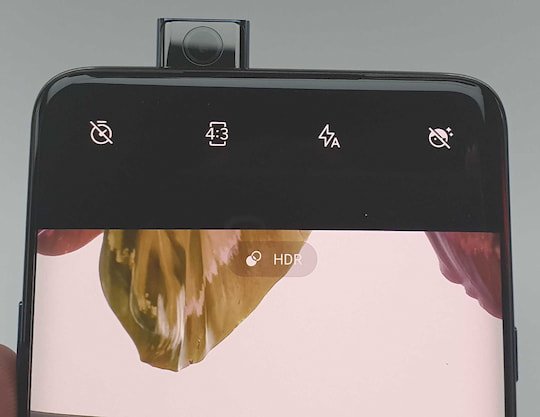 Wie beim OnePlus 7 Pro pop-upt auch beim 7T Pro wieder eine Kamera aus dem Gehuse
