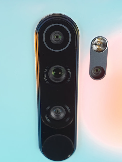 Quad-Kamera mit Fingerabdrucksensor