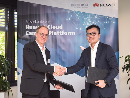 Steffen Ebner (KOMSA) und Chris Lu (HUAWEI) haben ein Abkommen unterzeichnet, 5G CampusLsungen knnte es knftig aus dem "Handyladen" geben.