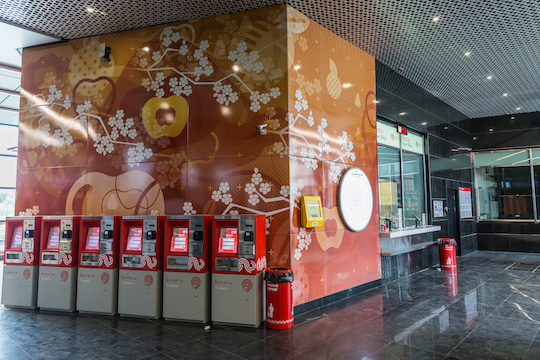 Fahrkartenautomaten der Moskauer Metro knnen selbstverstndlich auch Kontaktlos mit Karte oder Smartphone, klassische Kassen gibt es auch noch