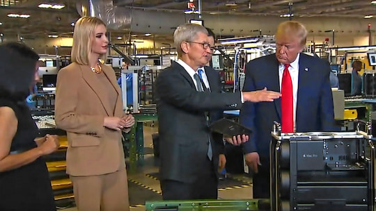 US-Prsdint Donald Trump (rechts) lsst sich von Apple Chef Tim Cook den Mac-Pro Computer erklren, der in den USA montiert wird