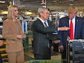 US-Prsdint Donald Trump (rechts) lsst sich von Apple Chef Tim Cook den Mac-Pro Computer erklren, der in den USA montiert wird