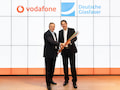 Hannes Ametsreiter, CEO von Vodafone (links) und Uwe Nickl, CEO der Deutschen Glasfaser (rechts), haben eine Kooperation bekannt gegeben