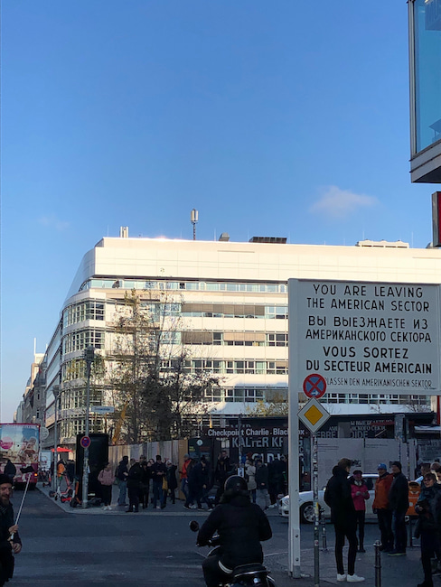 Vor rund 40 oder 50 Jahren dachte an dieser Stelle noch niemand an Mobilfunk: Checkpoint Charlie Berlin.
