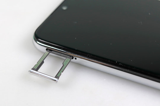 Echtes Dual-SIM-Handy: Zwei Nano-SIM-Karten und eine microSD sind parallel nutzbar