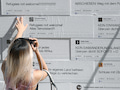 Hasskommentare aus dem Internet visualisiert auf einer Styropor-Mauer