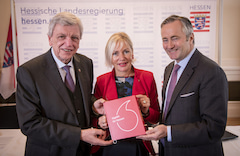 Vodafone hat mit dem Land Hessen einen Letter of Intent unterschrieben. Von link: Volker Bouffier (CDU, Ministerprsident), Prof. Kristina Sinemus (Ministerin fr Digitales) und Hannes Ametsreiter (CEO Vodafone)