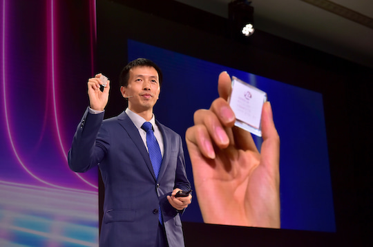 Peng Song, Prsident fr Marketing- und Lsungen Netzbetreiber von Huawei, zeigt einen Chip, der 800 GBit/s verarbeiten kann