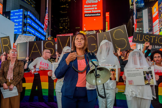 Die New Yorker Generalstaatsanwltin und Aktivistin Letitia James (mit Megaphon) war die Stimme der Klger gegen die Fusion von T-Mobile und Sprint Sie wird keinen Einspruch gegen das Urteil einlegen