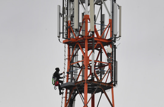 In Mellenthin (Mecklenburg-Vorpommern) klettert ein Techniker an einem Funkmast, der fr 4G und 5G zustndig ist. Energiewirtschaft und Automobilbranche fordern ein eigenstndiges Funknetz fr die Energiewende in Deutschland, bei 450 MHz