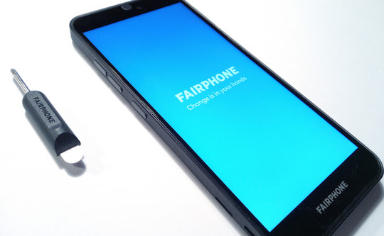 Zum Lieferumfang des Fairphone 3 gehrt ein Werkzeug zum ffnen und ein Silikon-Cover fr die Rckseite. Ein Ladegert und Kabel sucht man vergeblich