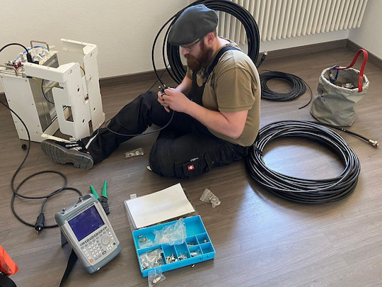 Telekom-Techniker Gustav Zahn installiert den Indoor-Repeater