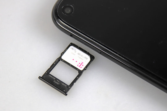 Kartenslot mit Platz fr zwei Nano-SIM-Karten oder eine Nano-SIM-Karte und eine Nano-Memory-Card