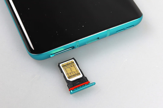 In den Kartenslot knnen zwei Nano-SIM-Karten eingelegt werden