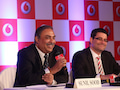 Der Managing Director and CEO von Vodafone India Sunil Sood (links) und sein Finanz-Chef Thomas Reisten bei einer Pressekonferenz von Vodafone Indien im Jahre 2015.