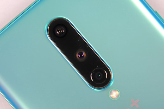 Blick auf die Triple-Kamera des OnePlus 8