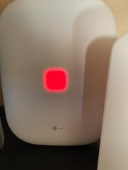 Rotes Licht auf der Smart Home Base von Telekom/Qivicon. Lokal ist sie aber weiter noch nutzbar. Der Backend-Server mag aktuell nicht.