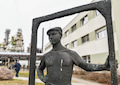 Ein Kunstwerk aus Bronze steht auf dem Gelnde der PCK-Raffinerie in Schwedt. Die Region bekommt jetzt symmetrische Glasfaser, "egal wie weit das Haus gelegen ist".
