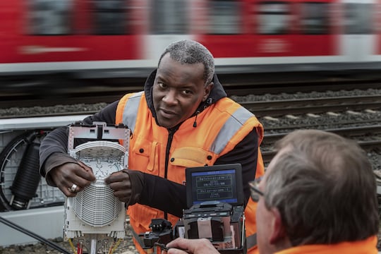 Deutsche Bahn DB broadband Arbeiter beim Spleien der Glasfaser