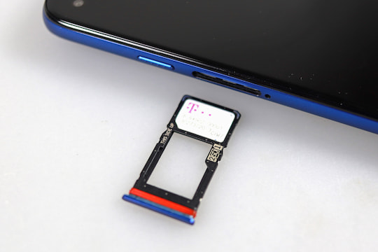 Kartenslot: Nano-SIM + Nano-SIM oder Nano-SIM + microSD