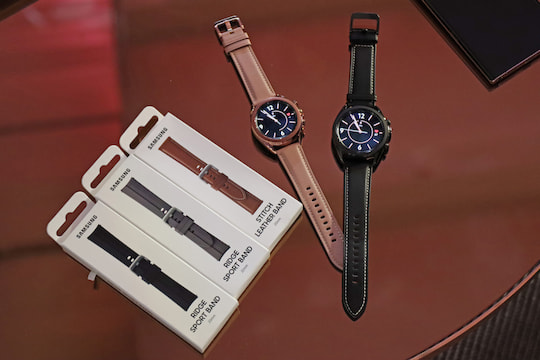 Die Samsung Galaxy Watch(es) 3 neben verschiedenen Armband-Ausfhrungen