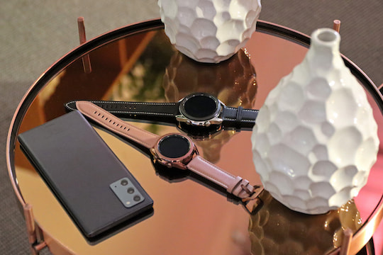 Beide Watch-3-Gren neben einem Galaxy Note 20