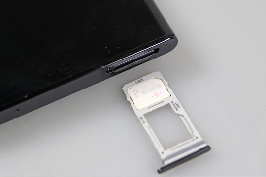Der Kartenslot mit Platz fr zwei Nano-SIM-Karten und eine microSD-Karte