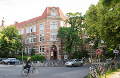 Bis zu 25.000 Haushalte (und Schulen, wie auf unserem Bild) in Hamburg Eppendorf und Winterhude knnten mit Glasfaser bis ins Haus versorgt werden.