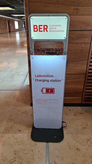 Mobile Handy-Ladestationen im Terminal 1 des BER