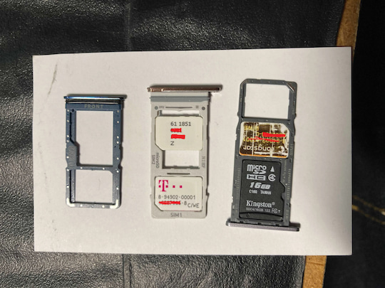 Kartenhalter des Nokia 2.4 (rechts): 1 SD + 2 Nano-SIM. Samsung (Mitte) oder Nokia 8.3 5G (links) knnen das nicht.