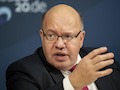 Bundeswirtschaftsminister Peter Altmaier (CDU) sperrt sich gegen die Verkrzung der Mindestlaufzeit von Vertrgen. Die SPD kritisiert das.