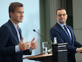 Jens Spahn (CDU), Bundesgesundheitsminister, und Philipp Justus (l), Vice President Google Zentral-Europa