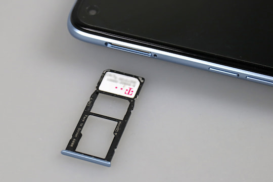 Kein Hybrid: Der Kartenslot bietet Platz fr zwei Nano-SIM-Karten und eine Micro-SD-Karte