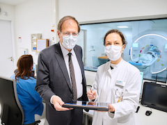 Prof. Wolfgang Holzgreve (links), rztlicher Direktor und Vorstandsvorsitzender am UKB und Prof. Ulrike Attenberger, Direktorin der Klinik fr Diagnostische und Interventionelle Radiologie besprechen die Bilder einer MRT-Untersuchung auf dem Tablet.
