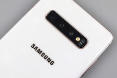 Das Samsung Galaxy S10+ (hier in Ceramic White) bekommt Android 11