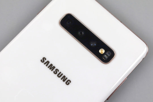 Das Samsung Galaxy S10+ (hier in Ceramic White) mit Blick auf die Kamera