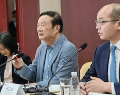 Ren Zhengfei wird von Journalisten befragt