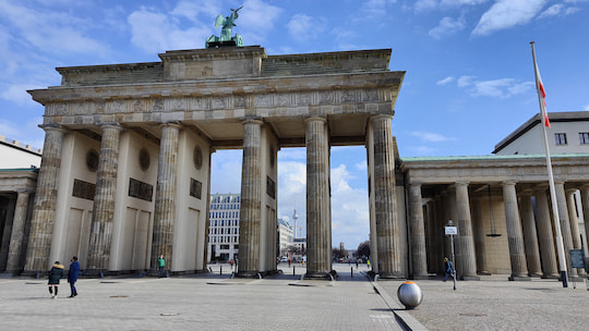 Oppo Find X3 Pro: Brandenburger Tor mit Fernsehturm im Hintergrund