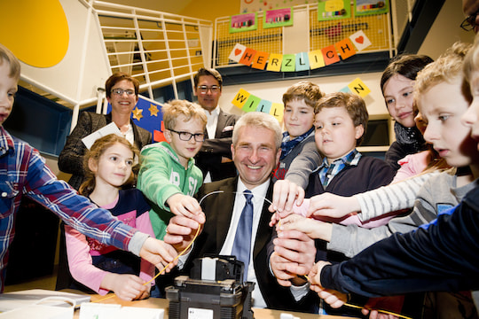 NRW-Wirtschaftsminister Andreas Pinkwart beim Spleien einer Glasfaser in einer Schule. Bis Ende 2022 sollen alle Schulen in NRW einen Gigabitanschluss erhalten