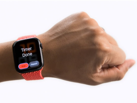 Die Apple Watch kann per Gesten (etwa geballte Faust) bedient werden
