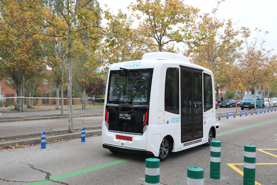 Ein autonomer Minibus fhrt durch den Campus Cantoblanco der Autonomen Universitt in Madrid