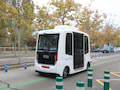 Ein autonomer Minibus fhrt durch den Campus Cantoblanco der Autonomen Universitt in Madrid