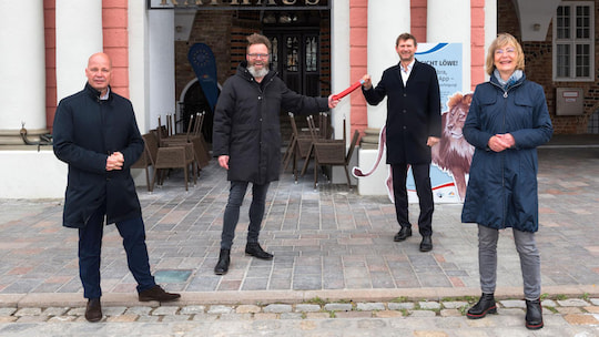 Zum Start des Ausbauprojekts kamen Rostocks Finanzsenator Chris Mller-von Wrycz Rekowski, Oberbrgermeister Claus Ruhe Madsen sowie Oliver Brnnich und Ute Rmer aus dem Vorstand der Stadtwerke Rostock AG zusammen (v. l.)