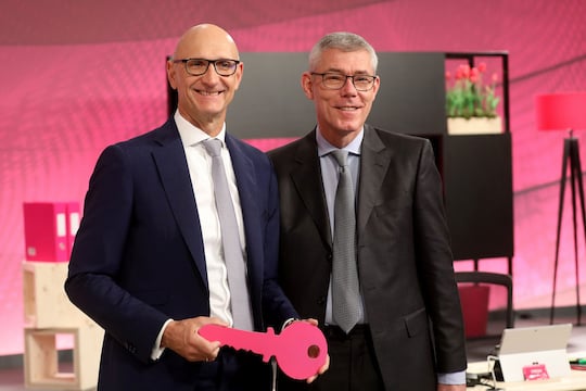 Telekom Chef Httges (links) pldiert dafr bestehende Frequenz-Lizenzen zu verlngern. Rechts Finanzchef Christian Illek.