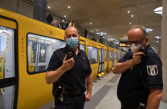 Innerhalb von vier Jahren wurde im Berliner Untergrund ein komplettes Digital-Funk-Netz fr Polizei und Feuerwehr realisiert. Zivile Handykunden knnen an vielen Stellen weiterhin nicht surfen